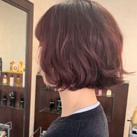 暖色系カラーのゆる巻きパツっとボブ
