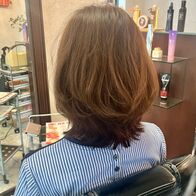 重めのレイヤーカットで肩先でハネる上品くびれヘア