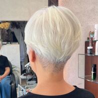 グレイヘアを活かしたネープ刈り上げコンパクトショート