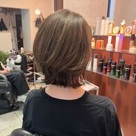 マットベージュカラーのくびれボブ