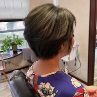 エメラルドカラーのえりあしスッキリショート