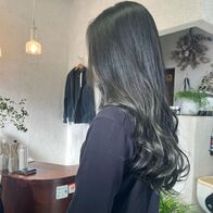 グリーン系カラーの抜け感ゆる巻きロング