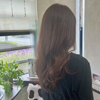 ベージュ系カラーのゆる巻きロング