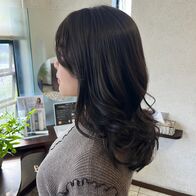 顔まわりカットがポイント&アッシュグレージュカラーの重ためレイヤー