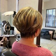 白髪ぼかしのハイライトカラーで大人の魅力ショート