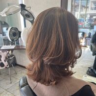 ハイライトを活かしたゆる巻き外ハネミディ