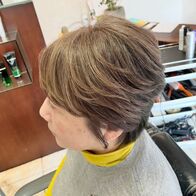 スモーキーなミルクベージュカラーで白髪ぼかし&ひし形マッシュ